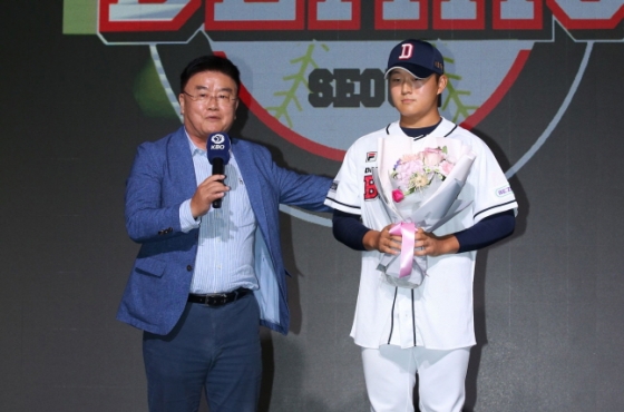 2024 KBO 신인 드래프트 1라운드에서 김태룡 단장(왼쪽)의 지명을 받은 김택연. /사진=두산 베어스