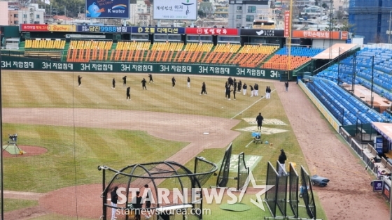 6일 대전 한화생명이글스파크에서 한화 이글스 선수단이 훈련을 하고 있다. /사진=안호근 기자