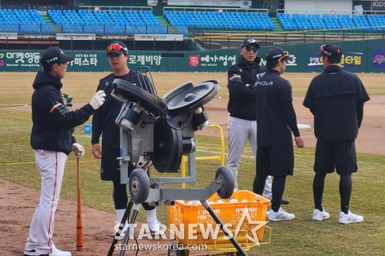 6일 노시환(왼쪽에서 2번째)이 대전 한화생명이글스파크에서 김재걸 코치에게 송구에 대한 조언을 듣고 있다. /사진=안호근 기자