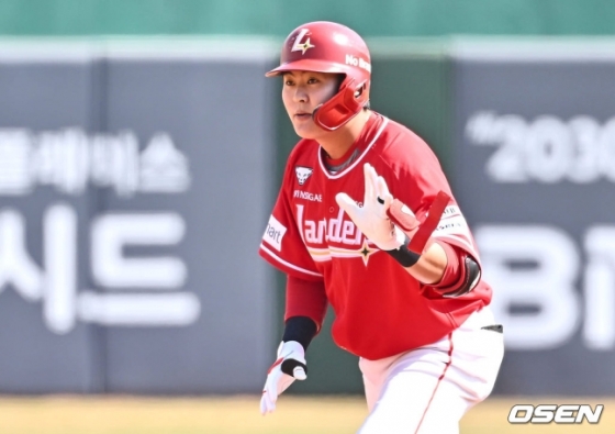 SSG 고명준이 9일 부산 사직야구장에서 열린 롯데 자이언츠와 2024 신한 SOL Bank KBO 리그 시범경기 개막전에서 4회 초 1타점 2루타를 치고 2루에 진루했다. 