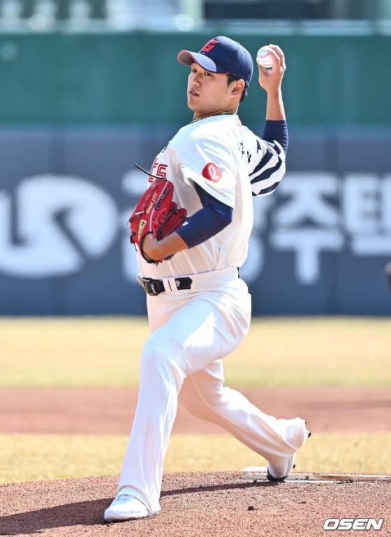 롯데 나균안이 9일 부산 사직야구장에서 열린 SSG 랜더스와 2024 신한 SOL Bank KBO 리그 시범경기 개막전에서 투구하고 있다.