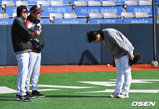 강백호(오른쪽)가 9일 시범경기 개막전을 앞두고 이강철, 염경엽 감독에게 인사하고 있다. 