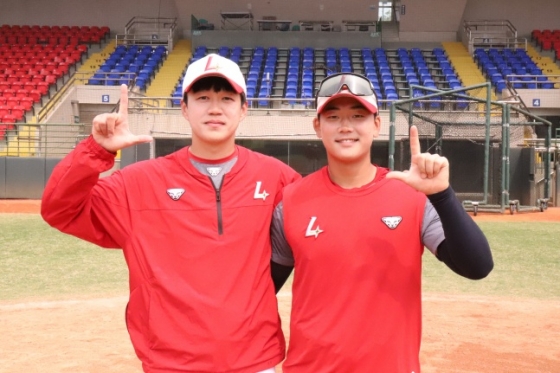 SSG 퓨처스 캠프 MVP 김주온(왼쪽)과 김규민. /사진=SSG 랜더스