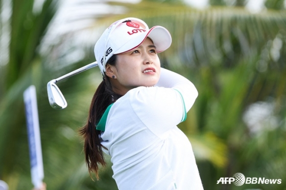 최혜진이 9일 LPGA투어 아시안 스윙 마지막 대회 블루베이 LPGA 3라운드에서 아이언샷을 하고 있다. /AFPBBNews=뉴스1