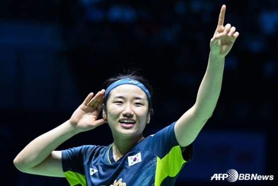 안세영이 10일 프랑스 파리 포르트 드 라 샤펠 아레나에서 열린 세계배드민턴연맹(BWF) 월드투어 슈퍼 750 프랑스 오픈 여자 단식 결승전에서 야마구치 아카네를 꺾고 우승을 차지한 뒤 세리머니를 하고 있다./AFPBBNews=뉴스1