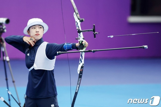 7일 오전 중국 항저우 푸양 인후 스포츠센터 양궁장에서 열린 2022 항저우 아시안게임 양궁 리커브 여자 개인전 결승에서 대한민국 안산이 활시위를 놓고 있다.  /사진제공=뉴스1