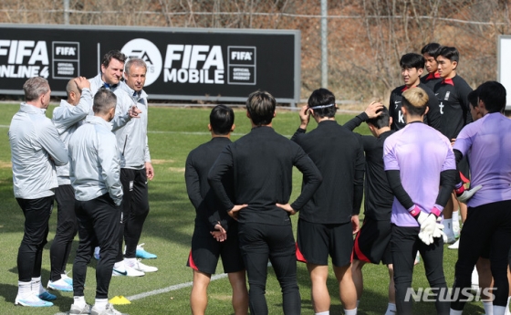 한국 축구대표팀 선수들이 코칭스태프의 말에 귀를 기울이고 있다. /사진=뉴시스