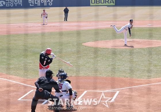 [포토] 곽빈 '잘 맞아야 파울'