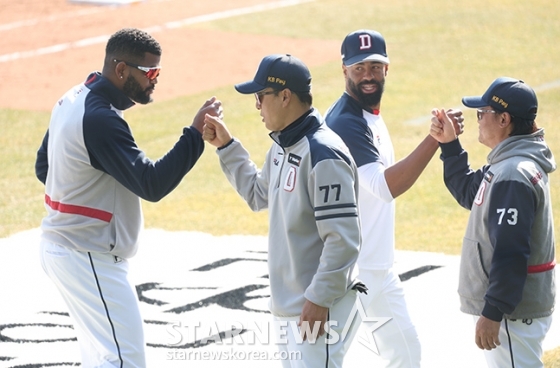 [포토] 이승엽 감독 '굿잡! 스타트 좋아'