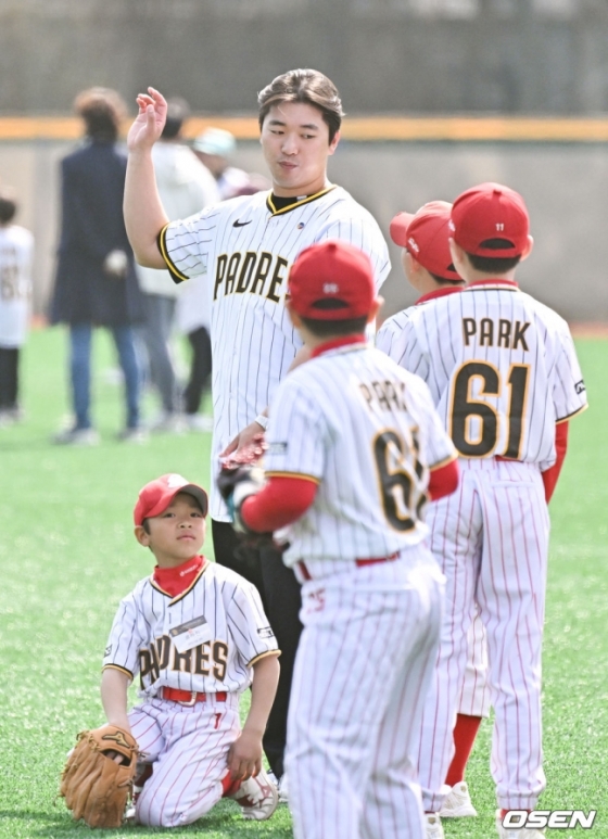 샌디에이고 고우석이 16일 오후 서울 용산 어린이정원 내 어린이야구장에서 진행된 샌디에이고 파드리스 유소년 클리닉 행사에 참가해 유소년 선수들을 지도하고 있다. (사진공동취재단)