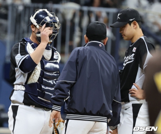 문동주(맨 오른쪽)가 17일 서울 고척스카이돔에서 '메이저리그 월드투어 서울 시리즈 2024' 샌디에이고 파드리스와 경기에서 최일언 코치(가운데)와 이야기를 나누고 있다. 