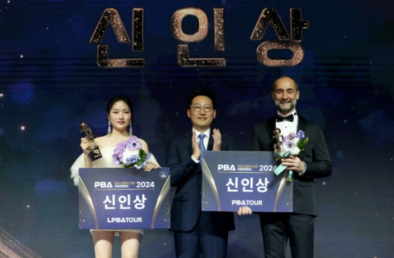 2023~2024시즌 프로당구 PBA 골든큐 시상식에서 신인상을 수상한 한지은(왼쪽)과 사이그너(오른쪽). /사진=PBA 투어