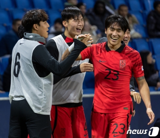 기뻐하는 조현택(가장 오른쪽)과 선수들의 모습. /사진=뉴스1