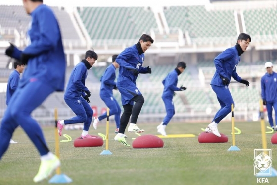 주민규(가운데)가 대표팀 훈련에 집중하고 있다. /사진=대한축구협회 제공