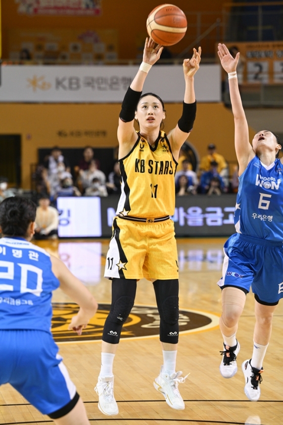 강이슬이 슛을 시도하고 있다. /사진=WKBL 제공