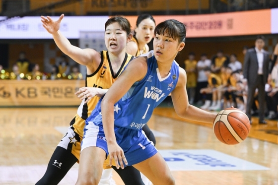 허예은(왼쪽)과 박지현. /사진=WKBL 제공