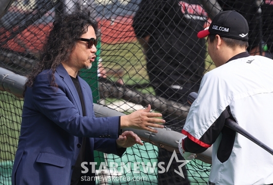 [포토] 김현수 '이상훈에 폴더인사'