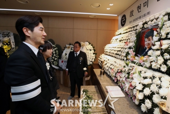 11일 오전 서울 동작구 중앙대병원 장례식에서 열린 원로가수 고 현미 영결식에서 고인의 조카인 배우 한상진이 헌화하고 있다. 2023.04.11