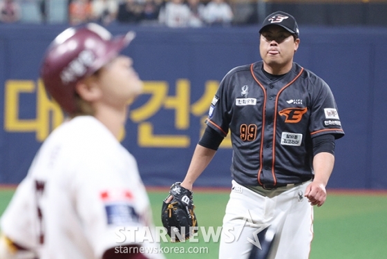 [포토] 혀 빼꼼 류현진 '변화구에 속았지'