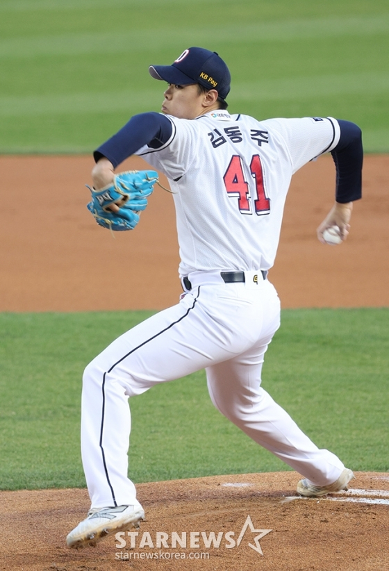 두산 선발 김동주가 투구를 하고 있다. /사진=김진경 대기자