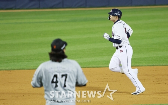 '득점권 병살→역전 스리런→잠실벌 열광', 사령탑도 극찬 "김재환 상징하는 그 스윙" [잠실 현장]