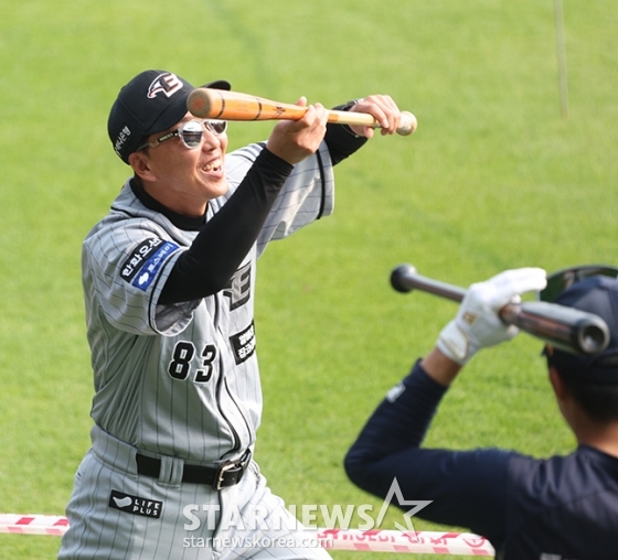 [포토] 김우석 코치 '이게 전설의 재박님 번트'