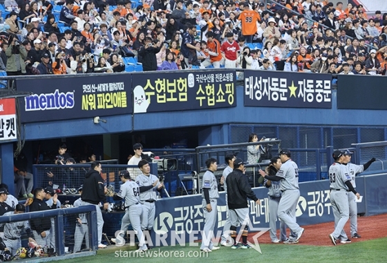 [포토] 류현진 '팬들 박수 받으며 더그아웃으로'