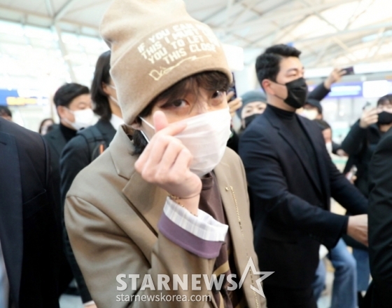 그룹 방탄소년단(BTS) 제이홉이 28일 오전 인천국제공항을 통해 출국하고 있다. 2022.11.28/ 임성균 기자