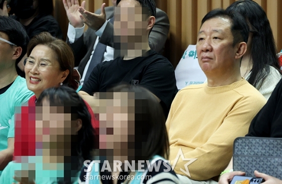 [포토] 허웅-허훈 '아빠 표정에서 편 갈렸다'