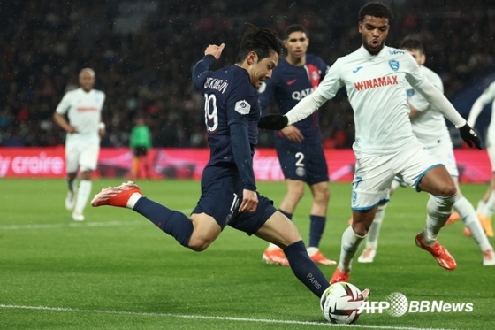 이강인(가운데)이 지난 28일(한국시간) 프랑스 파리의 파르크 데 프랭스에서 열린 PSG 대 르아브르와의 '2023~2024시즌 프랑스 리그1' 31라운드 홈 경기에서 슈팅을 시도하고 있다. /AFPBBNews=뉴스1