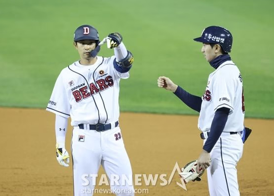 두산 강승호(왼쪽)가 30일 삼성전에서 6회말 1타점 적시타를 날리고 기뻐하고 있다. /사진=김진경 대기자