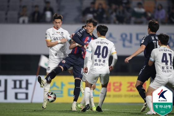 지동원(가운데)이 볼 트래핑을 시도하고 있다. /사진제공=한국프로축구연맹