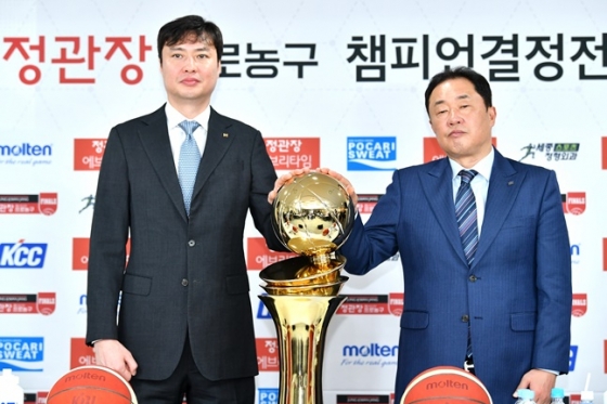 KT 송영진 감독(왼쪽)과 KCC 전창진 감독. /사진=KBL 제공