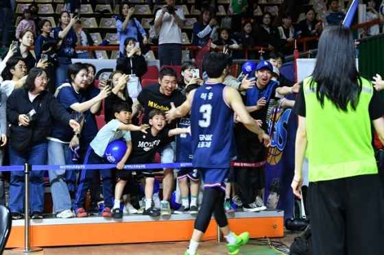 KCC 허웅이 2023~24시즌 KBL 챔피언결정전 3차전 승리 후 관중들과 하이파이브를 하고 있다. /사진=KBL 제공 