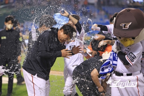 류현진이 30일 대전 SSG전에서 KBO 리그 통산 100승을 달성하고 동료들로부터 축하의 물 세례를 받고 기뻐하고 있다. /사진=한화 이글스