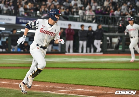 2일 부산 사직구장에서 2024 신한 SOL 뱅크 KBO 리그 롯데 자이언츠와 키움 히어로즈의 경기가 열렸다. 롯데 자이언츠 나승엽이 5회말 무사 1,3루 1타점 중전 안타를 치고 진루하고 있다.