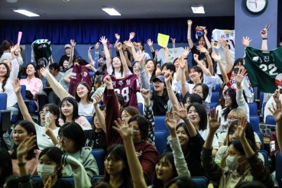 이화여대 학생들이 지난 2일 2024 키움 히어로즈 여대 특강에 참석해 강의를 듣고 있다. /사진=키움 히어로즈