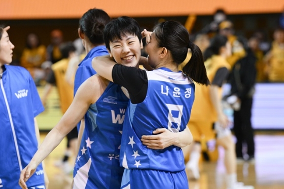 박혜진(왼쪽)과 나윤정. /사진=WKBL 제공