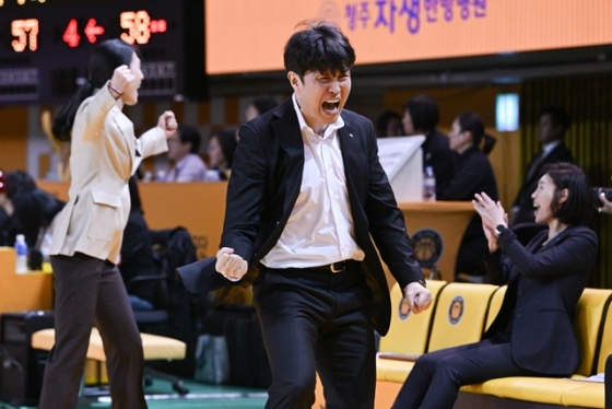 위성우 감독(가운데). /사진=WKBL 제공