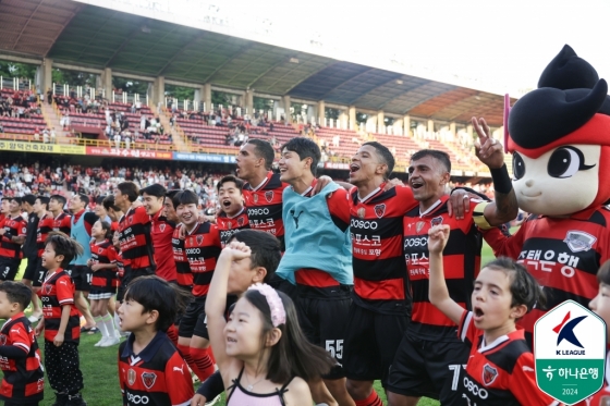 승리 세리머니하는 포항 선수단./사진=한국프로축구연맹 제공