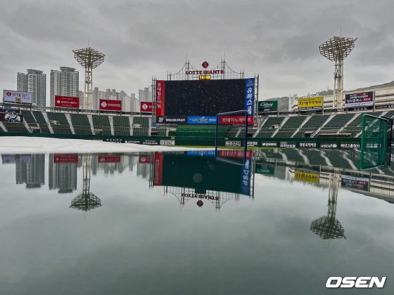 7일 한화 이글스-롯데 자이언츠의 경기가 열릴 예정이었던 부산 사직야구장에 비가 내리고 있다. 