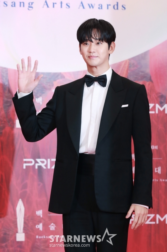 김수현 '여심 잡는 손인사'[★포토]