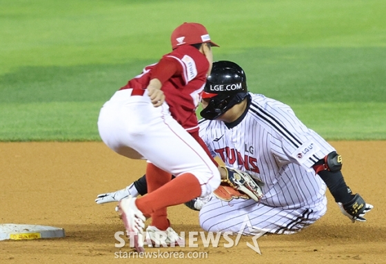 [포토] 김범석 '아, 2루는 무리였어'