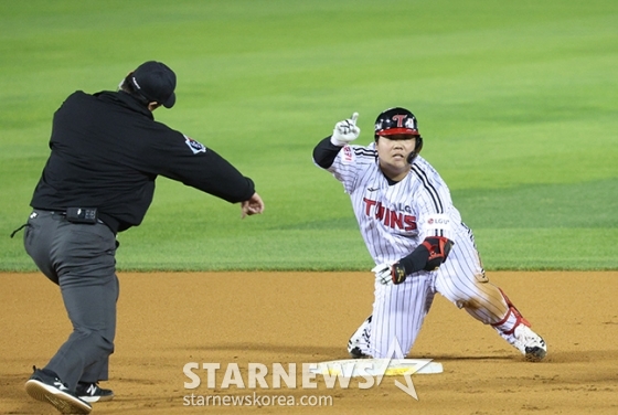 [포토] 김범석 '씩씩한 심판이 야속해'