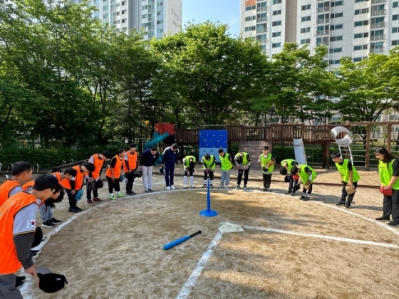 2024 KBO 찾아가는 티볼교실에 참여한 학생들. /사진=KBO 제공