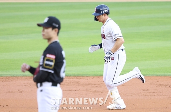 [포토] 김재환 '6연승 배틀, 두산이 먼저'