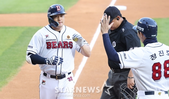 두산 베어스 김재환(왼쪽)이 10일 서울 잠실구장에서 열린 KT 위즈와 2024 신한 SOL뱅크 KBO리그 홈경기에서 1회말 투런 홈런을 날리고 정진호 코치와 하이파이브를 하고 있다.  /잠실=김진경 대기자