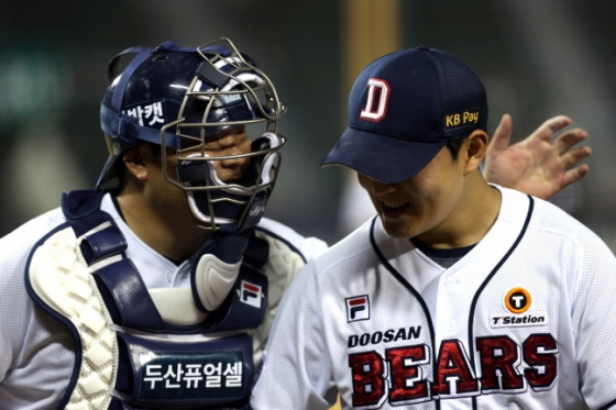 위기에서 무실점을 합작한 김택연(오른쪽)과 김기연이 웃으며 대화하고 있다. /사진=두산 베어스 제공