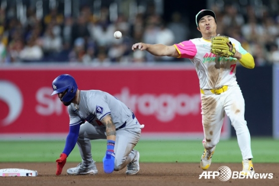 김하성이 11일(한국시간) LA 다저스와 2024 메이저리그 정규시즌 홈경기에서 더블 플레이를 시도하고 있다. /AFPBBNews=뉴스1