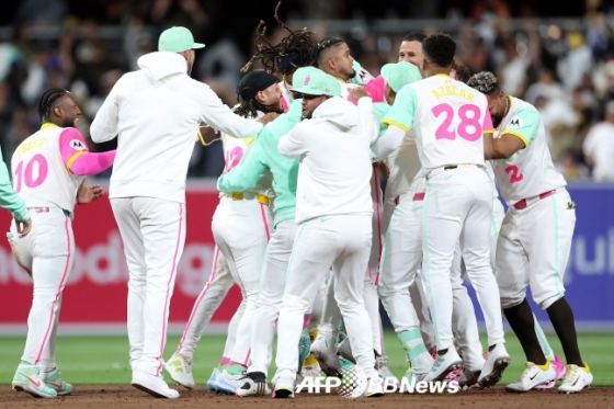 샌디에이고 선수단이 11일(한국시간) LA 다저스와 2024 메이저리그 정규시즌 홈경기에서 승리하고 기뻐하고 있다. /AFPBBNews=뉴스1